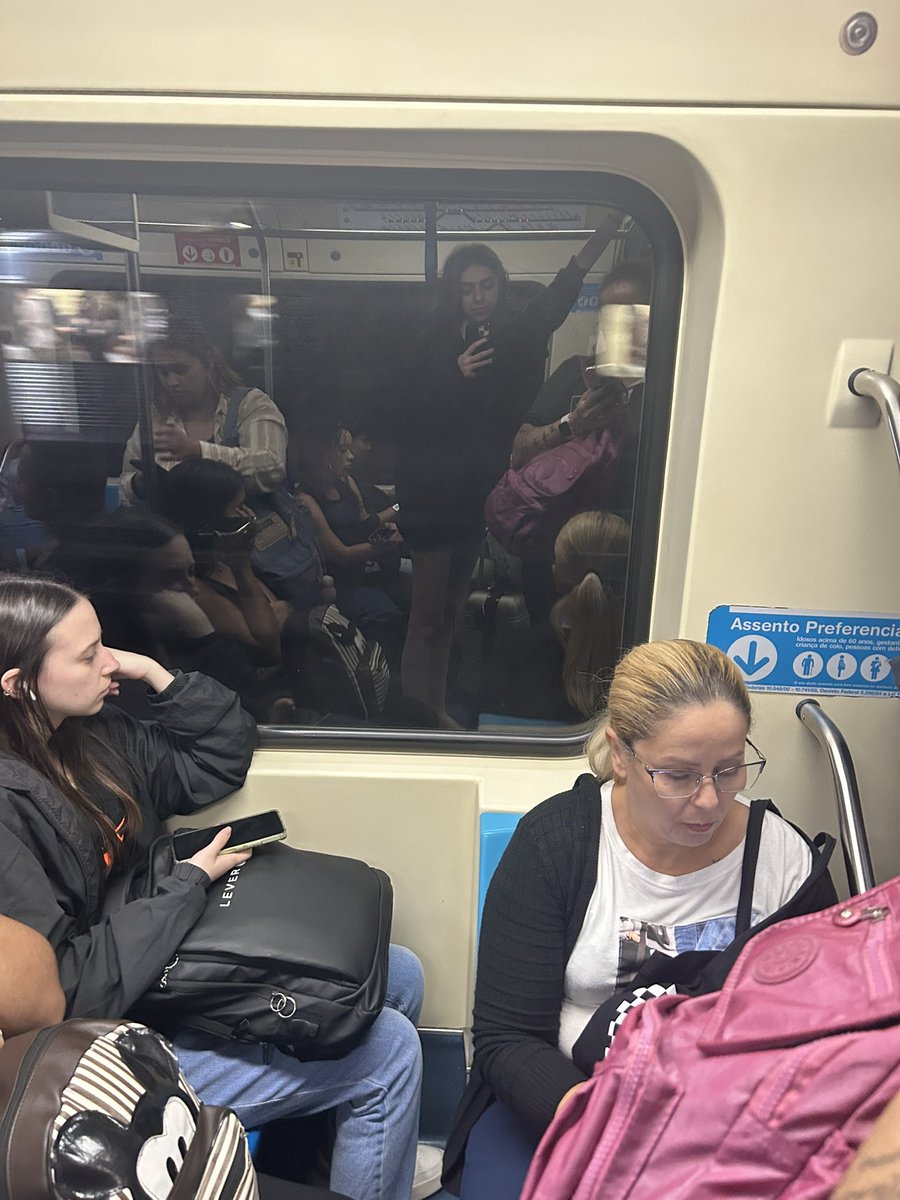 deitadinha's tweet image. gente roubaram minha calça no metro