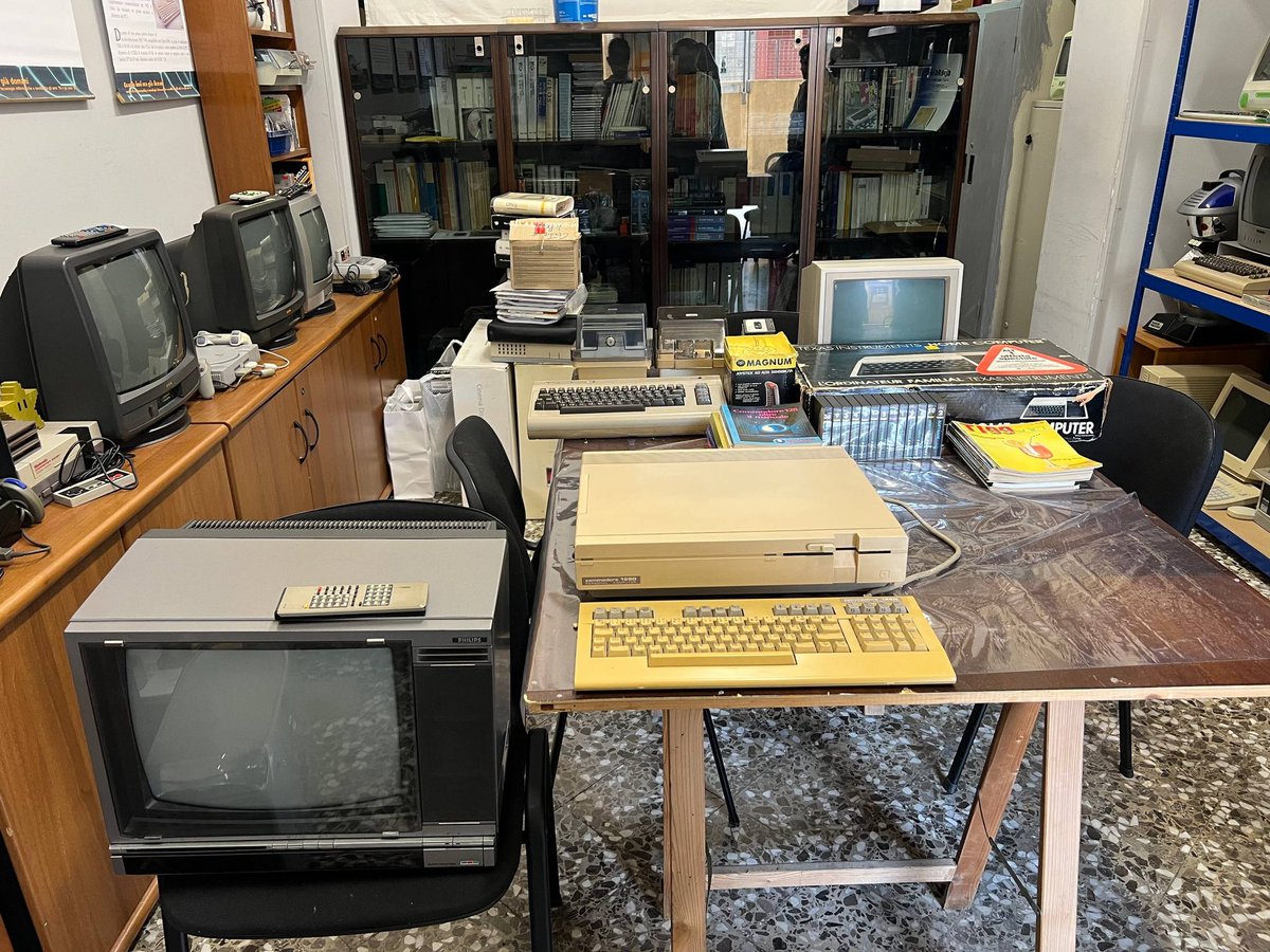ApuliaRetro's tweet image. L’Associazione Apulia Retrocomputing ringrazia la signora Anna Maria Ricciardi di Maglie per la preziosa donazione di materiali storici: un Commodore 128D e un Commodore 64 funzionanti, un TI-99/4A completo di accessori e software, parte del quale scritto da lei e dal marito, ⬇️