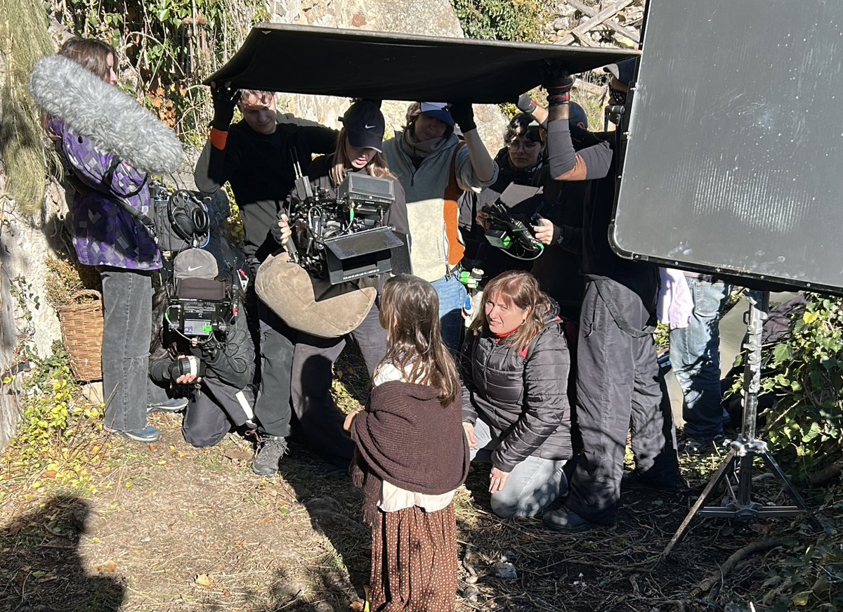 RadioSeu's tweet photo. #EnImatges Inici del rodatge del curtmetratge 'Flor del cel' a #Sisquer, al municipi de La Vansa i Fórnols. El film de ficció d’època en català vol recuperar la memòria de les trementinaires. https://t.co/G64XpGjEwT
