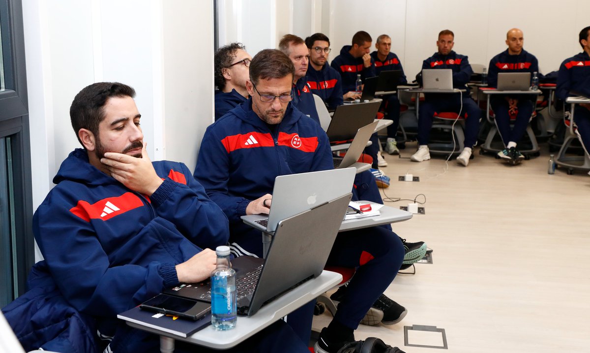📸 IMÁGENES | Jornada presencial del curso '𝗗𝗶𝗽𝗹𝗼𝗺𝗮 - 𝗟𝗶𝗰𝗲𝗻𝗰𝗶𝗮 𝗨𝗘𝗙𝗔 𝗣𝗥𝗢' de la <a href="/rfef/">RFEF</a>

🙋🏻‍♂️ <a href="/jlsanchezvera/">José L.Sánchez Vera</a>

✅ Dominio de la zona y los espacios como base para el control del juego.

#AcademiaRFEF | #UEFAPRO