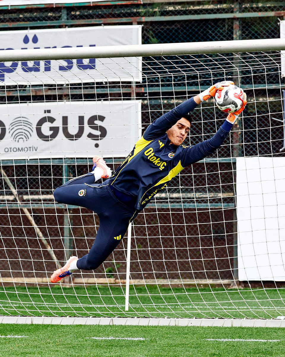 Fenerbahce_EN's tweet image. 🧤 Same ambition. One focus.