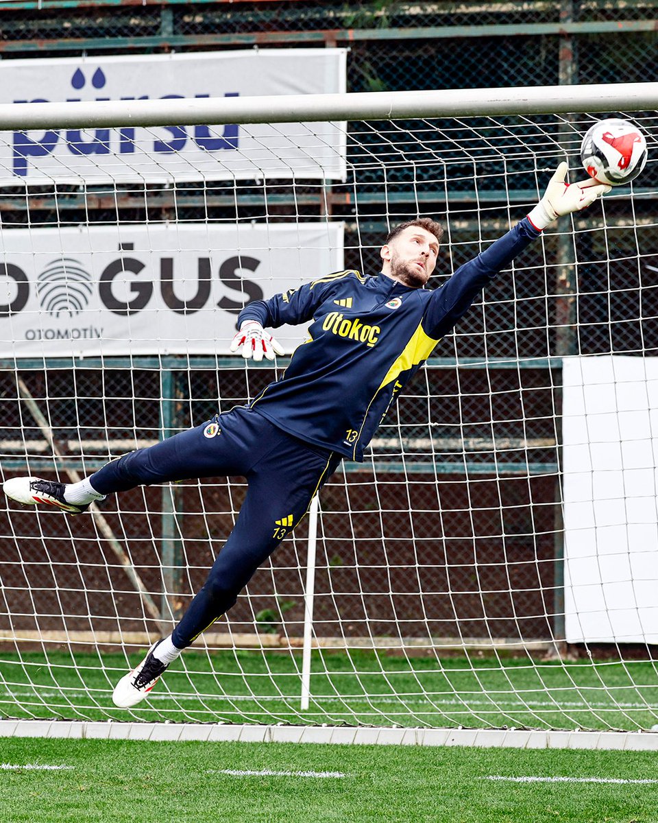 Fenerbahce_EN's tweet image. 🧤 Same ambition. One focus.