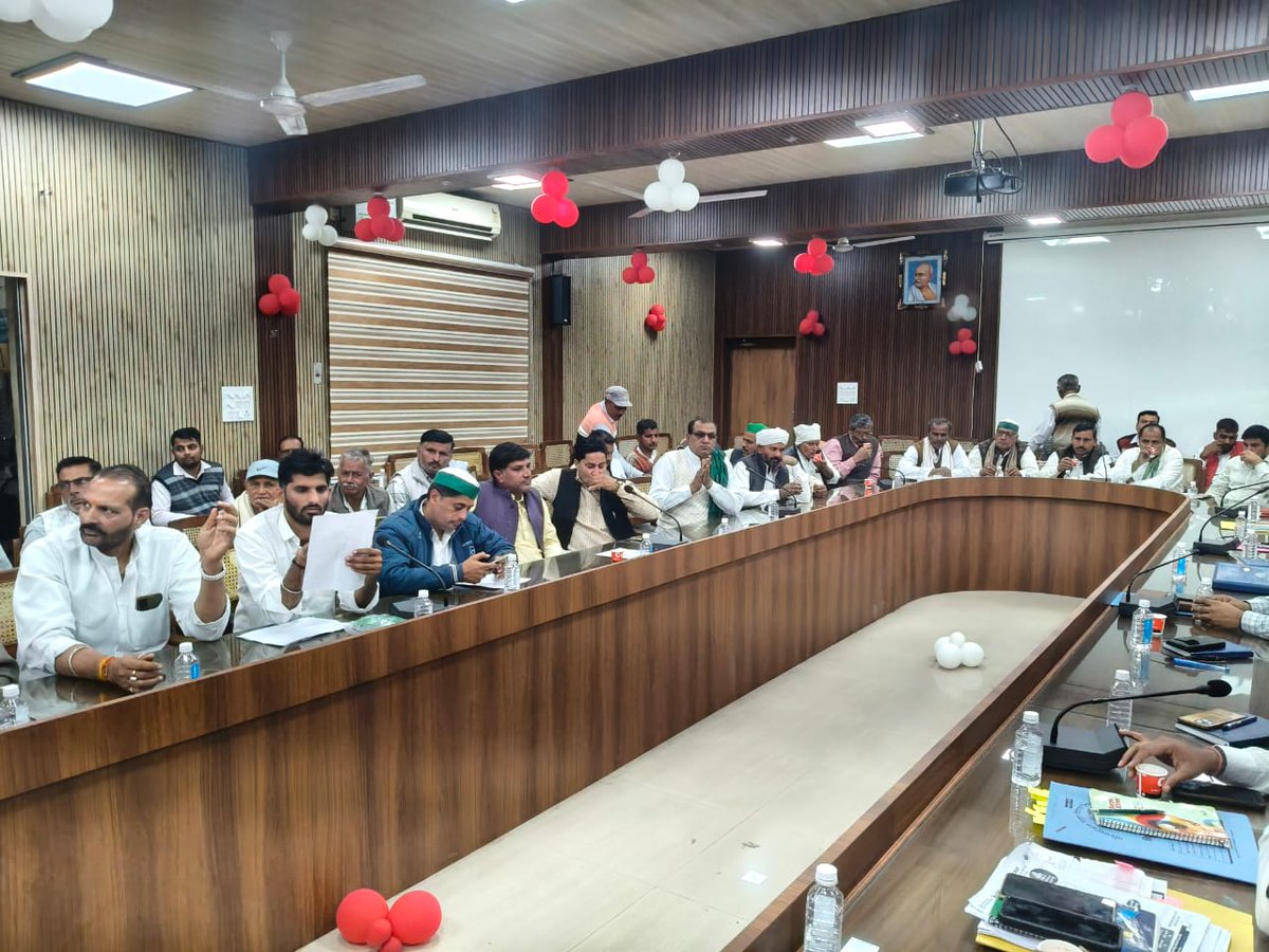 किसान दिवस के अवसर पर किसानों की समस्याओं को सुनते हुए प्राप्त शिकायतों का समयबद्ध नियमानुसार निस्तारण हेतु संबंधित विभागों को निर्देशित किया गया.