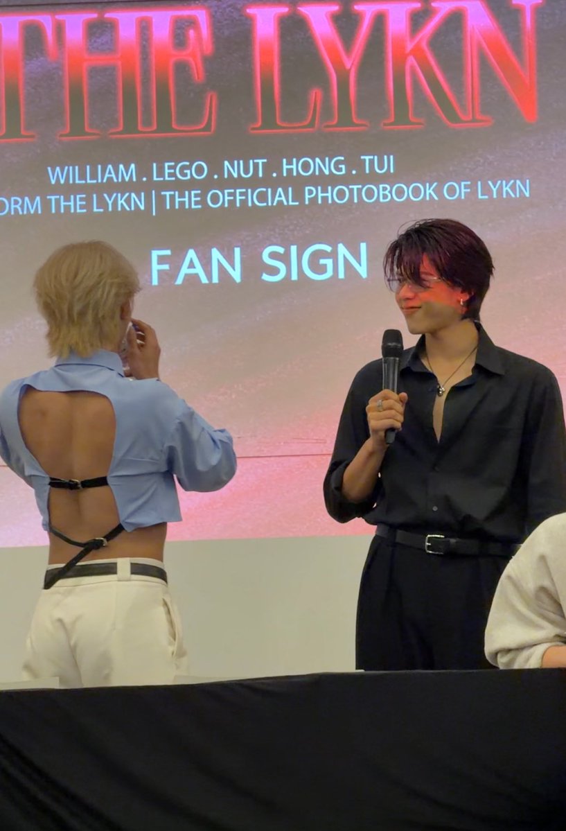 ชุดกึ่งทางการป่าวอันนี้ คนนึงโชว์หลัง คนนึงโชว์อก 

#LYKNFansign
#TRANSFORMTHELYKN
#lego_rapeepong #tuichayatorn