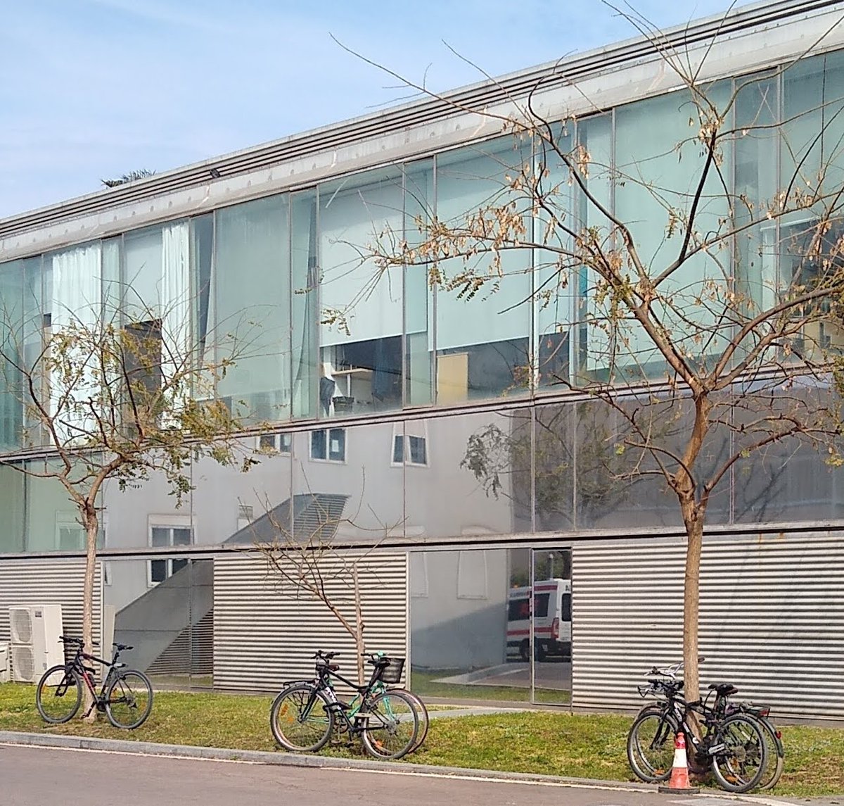 cgt_psmar's tweet photo. @Hospitaldelmar elimina el unico lugar dentro del recinto  para atar bicicletas y evitar los frecuentes robos , luego que si Responsabilitat social corporativa y otras milongas sostenibles de los directivos #OrgullMar #hospitaldelGomar #hospitaldelmarketing https://t.co/RFRmEGdY78