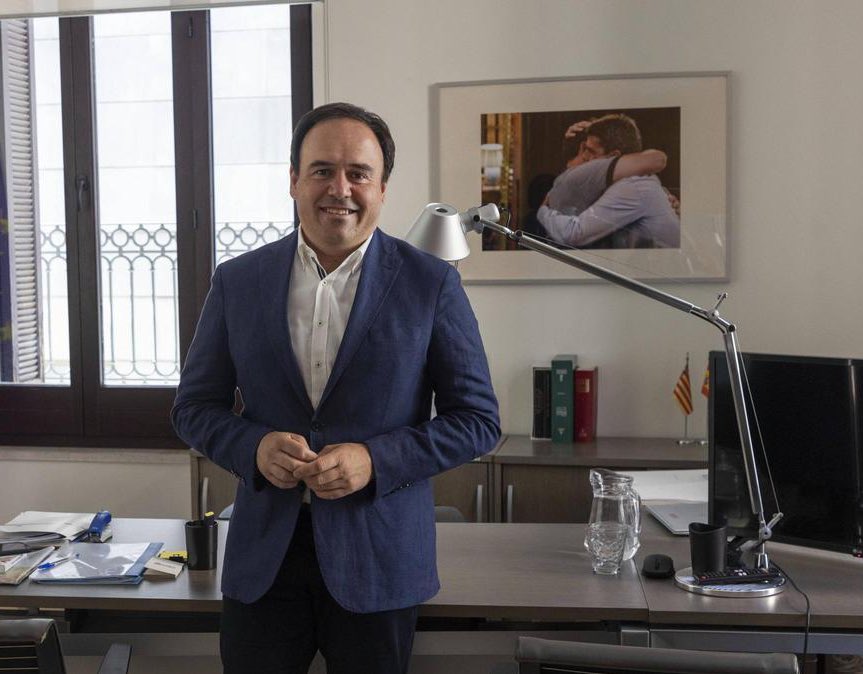 Mireu quina foto presideix el despatx de “JuanFran Mazón”. L’abraçada entre ell i Mazón continua.

El mazonisme seguirà al Palau de la Generalitat per impedir les eleccions que els valencians reclamem.

📸 <a href="/levante_emv/">Levante-EMV</a>