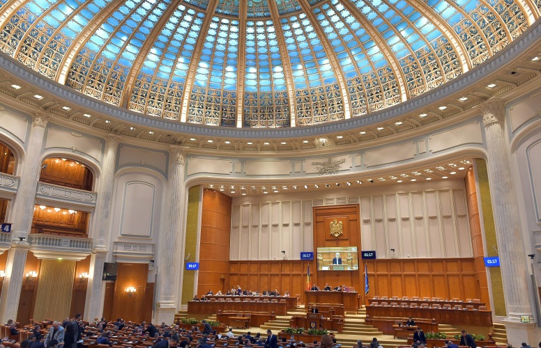 RRInternational's tweet image. Ponderea de participare a #sportivilor de #performanţă români, la nivel de seniori şi tineret, la competiţiile de profil naţionale oficiale nu poate fi mai mică de 40% din totalul celor care pot evolua în teren pe parcursul unui meci pentru fiecare echipă. (1/2)