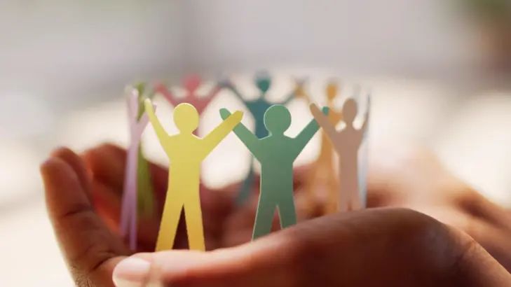 العلاقات الإنسانية..
العلاقات الصحية لا تستهلكك، بل تُعيدك إلى نفسك.
ابحث عن من يُنصت لقلبك قبل كلماتك، فالقرب الحقيقي لا يُقاس بالمسافة، بل بالطمأنينة.