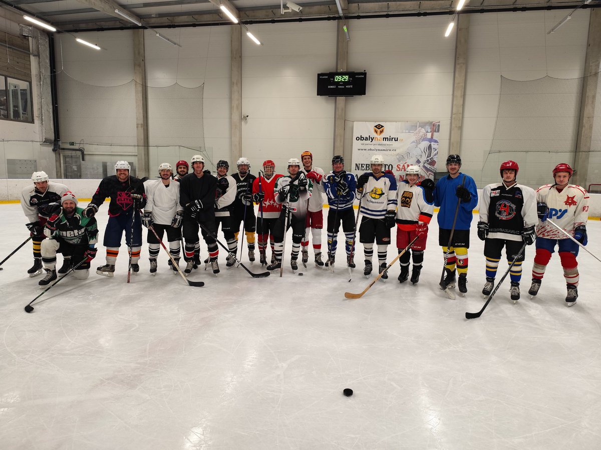 Dokud se extraliga nevrátí k modelu přímého postupu a sestupu, tak to pro nás není téma a zůstáváme u fotbalu. Ale jsme připraveni! 🏒

#Viktorkanalede