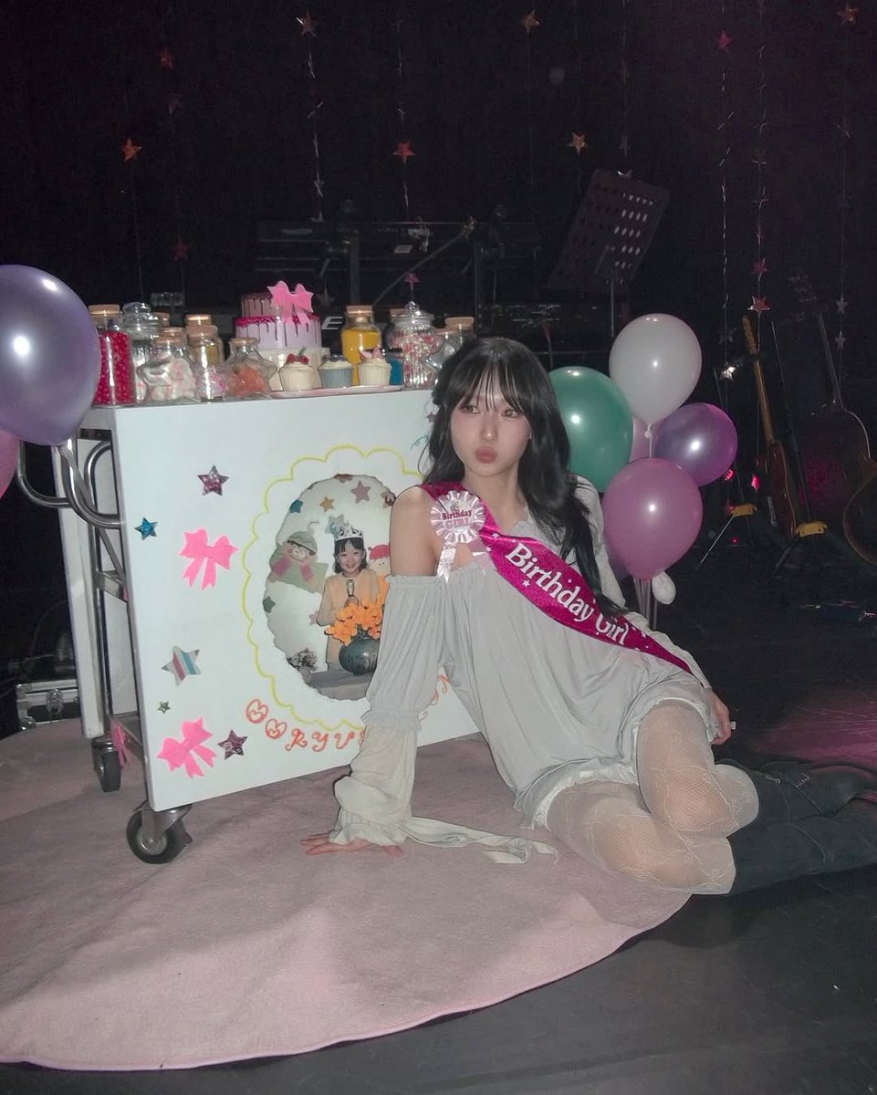 팬들이랑 생일 같이 보내겟다고 생일 콘서트 열어주고, 올밴드 라이브에 헤메코 완벽한 얼굴로 팬들 기 다 살려주고, 생일 당일날 고맙다고 선물 준비햇다면서 새 앨범 발매해주고...... 이렇게 생일 당사자가 다 퍼 주는 생일이 어딧어🥹😭😭