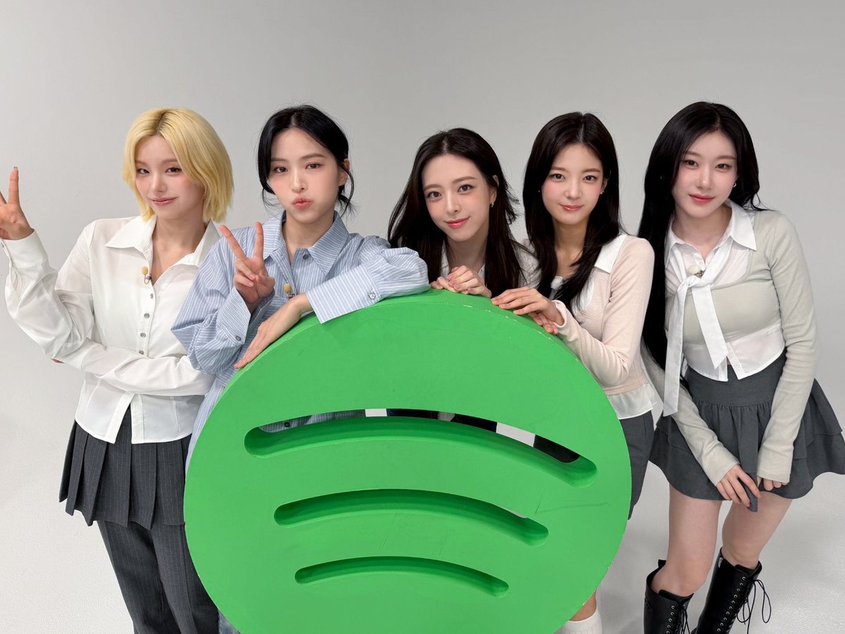 ITZYofficial's tweet image. MIDZY! 

Come join our Listening Party @Spotify and let’s have some chit-chat time📻

STARTING SOON @ 9PM (KST)
🔗spotify.link/KPyARbc1fYb

#ITZY #MIDZY @ITZYofficial
#ITZY_TUNNELVISION
#ITZY_TNVS
@SpotifyKpop @SpotifyKR