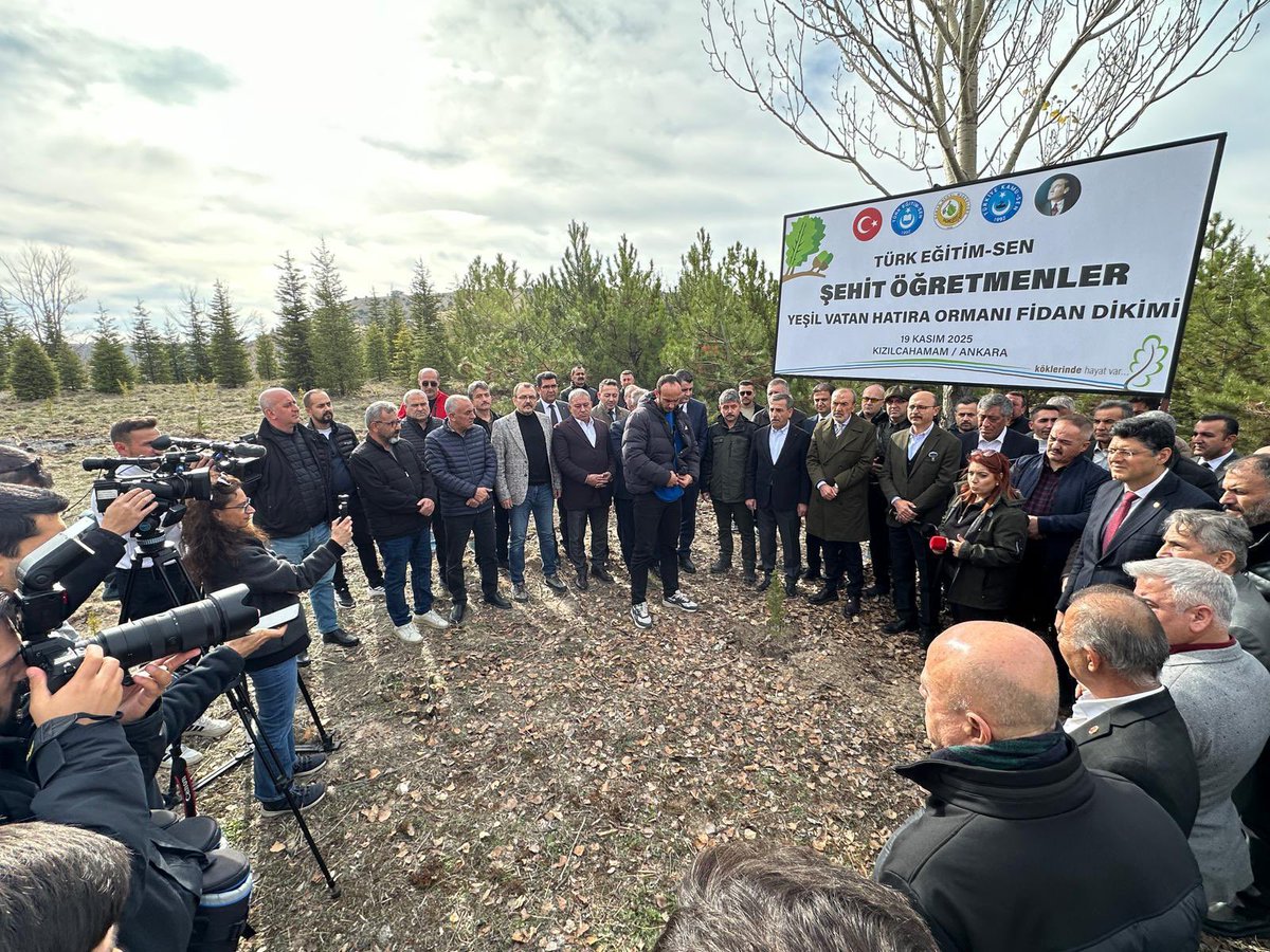 TalipGeylan06's tweet photo. YEŞİL VATANIMIZI YEŞİL FİDANLARLA BULUŞTURUYORUZ.
Teşkilatlarımız vasıtasıyla, Ağaçlandırma Seferberliği kapsamında, tüm Türkiye’de olduğu gibi Ankara’da da fidan dikimi yaptık.
192 şehit öğretmenimiz adına düzenlediğimiz ŞEHİT ÖĞRETMENLER YEŞİL VATAN HATIRA ORMANI’mıza fidan dikimi törenini Kızılcahamam’da gerçekleştirdik.
Programımıza iştirak eden Ankara Milletvekilimiz MHP Genel Başkan Yardımcısı Sayın  @yasaryldrmMHP , Türkiye Kamu Sen Genel Başkanı Sayın @OnderKahveci , sendikalarımızın genel başkan ve genel başkan yardımcıları, şube başkanlarımız ve tüm misafirlerimize teşekkür ediyorum.
Ayrıca hatıra ormanımızın hazırlık sürecinde katkılarını esirgemeyen Türk Tarım Orman Sen ve Türk İmar Sen teşkilatımıza ve Kızılcahamam Bölge Orman İşletmesi yetkililerine de şükranlarımı sunuyorum.