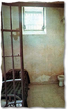 En El Puerto de Santa María, Cádiz, una de esas ciudades que acogen ahora bases militares estadounidenses, cuando te bajas de la estación de tren te encuentras de frente con un edificio grande y mal conservado. Es el antiguo Penal del Puerto, un campo de concentración y