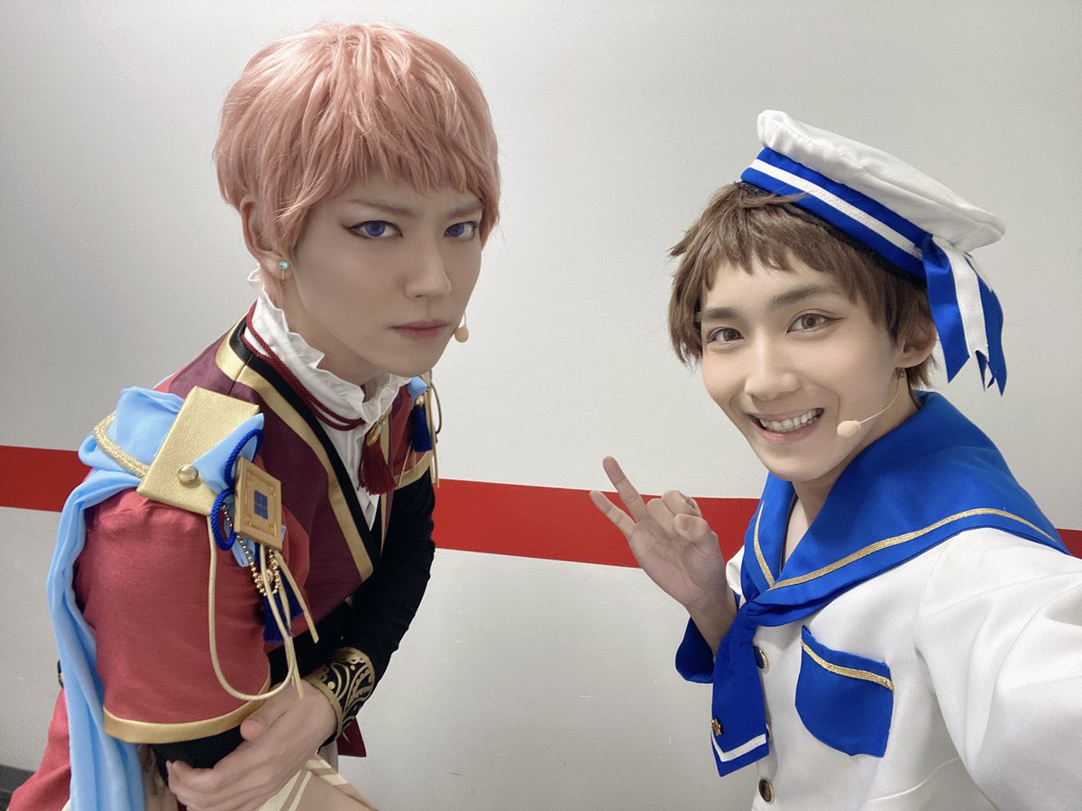 nagato1215's tweet image. 『あんさんぶるスターズ！THE STAGE』
-Blessing Moment-
兵庫公演5日目終了しました！
本日は昼、夜公演共に沢山のご来場ありがとうございました🙇‍♂️

兵庫公演折り返しました。
初心の気持ちを忘れずに、残りの公演も全力でお届けします！！

オシサン先輩と🌹🐰
明日もダッシュだぜ〜💨

#あんステ