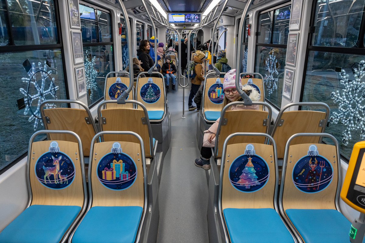 Ostrava_cz's tweet image. Do ostravských ulic dnes vyjela oblíbená vánoční tramvaj. Je vyzdobená pohádkovými motivy, lesními zvířátky, ostravskými dominantami a moderními neonovými prvky. Tramvaj bude jezdit napříč celým městem na různých linkách podle speciálního řádu: dpo.cz/vanocnitramvaj