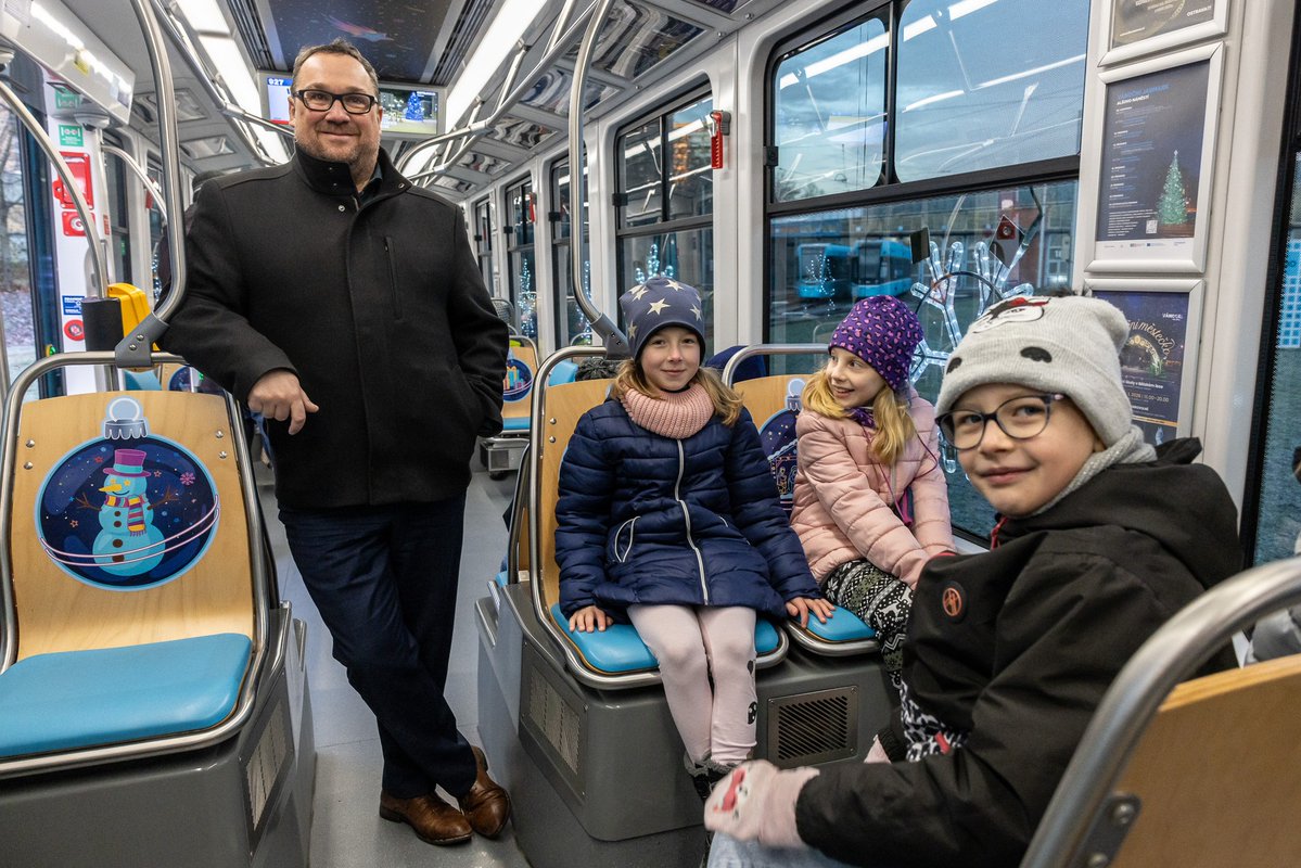 Ostrava_cz's tweet image. Do ostravských ulic dnes vyjela oblíbená vánoční tramvaj. Je vyzdobená pohádkovými motivy, lesními zvířátky, ostravskými dominantami a moderními neonovými prvky. Tramvaj bude jezdit napříč celým městem na různých linkách podle speciálního řádu: dpo.cz/vanocnitramvaj