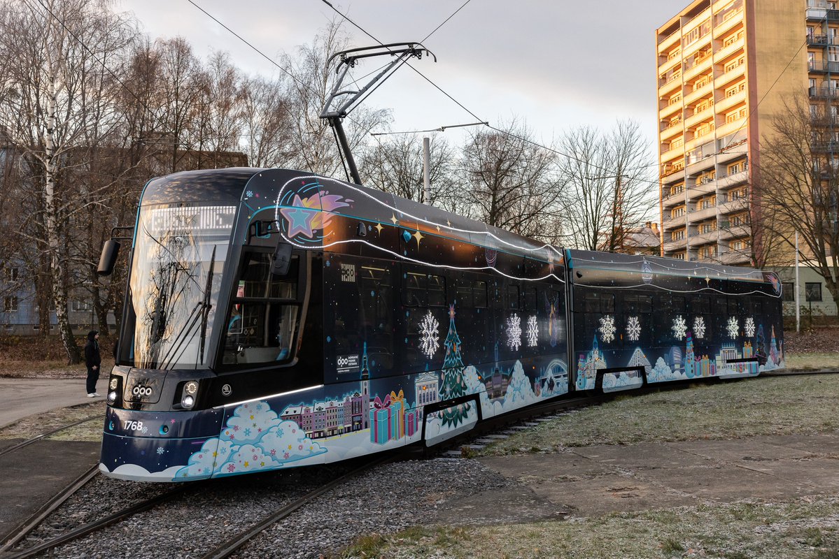 Ostrava_cz's tweet image. Do ostravských ulic dnes vyjela oblíbená vánoční tramvaj. Je vyzdobená pohádkovými motivy, lesními zvířátky, ostravskými dominantami a moderními neonovými prvky. Tramvaj bude jezdit napříč celým městem na různých linkách podle speciálního řádu: dpo.cz/vanocnitramvaj