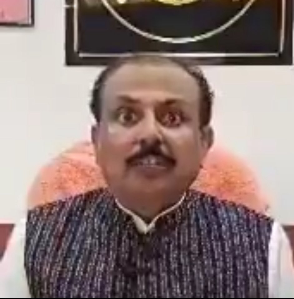 AshrafFem's tweet image. UP में योगी सरकार के मंत्री रघुराज सिंह कह रहे हैं कि- ‘देश में कोई भी अल्पसंख्यक संस्थान नहीं होना चाहिए। मस्जिदों पर तो ताले लग जाने चाहिए। इस देश में मदरसे बिल्कुल बंद हो जाने चाहिए। ये हिंदुओं का देश है’
सोचिये संवैधानिक पद पर बैठकर संविधान कि शपथ लेकर ये इंसान खुलेआम…