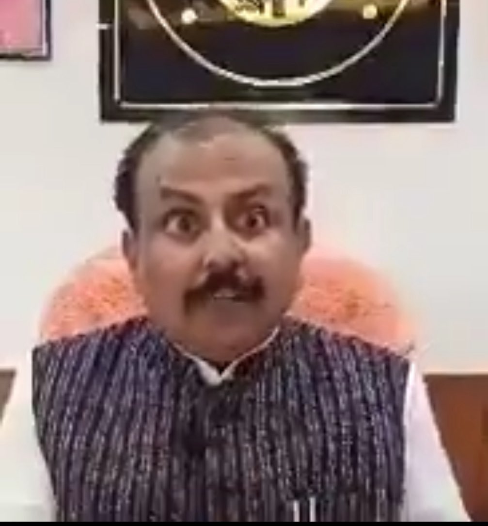 AshrafFem's tweet image. UP में योगी सरकार के मंत्री रघुराज सिंह कह रहे हैं कि- ‘देश में कोई भी अल्पसंख्यक संस्थान नहीं होना चाहिए। मस्जिदों पर तो ताले लग जाने चाहिए। इस देश में मदरसे बिल्कुल बंद हो जाने चाहिए। ये हिंदुओं का देश है’
सोचिये संवैधानिक पद पर बैठकर संविधान कि शपथ लेकर ये इंसान खुलेआम…