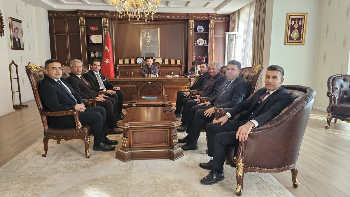 Siirt İl Milli Eğitim Müdürümüz Sayın İlhan SAZ ve İlçe Milli Eğitim Müdürlerimiz, Sayın Kaymakamımız Ahmet GÜLDEREN’i makamında ziyaret ederek eğitim çalışmaları üzerine verimli bir görüşme gerçekleştirdiler. İlçemizin eğitim kalitesini daha da ileri taşımaya yönelik