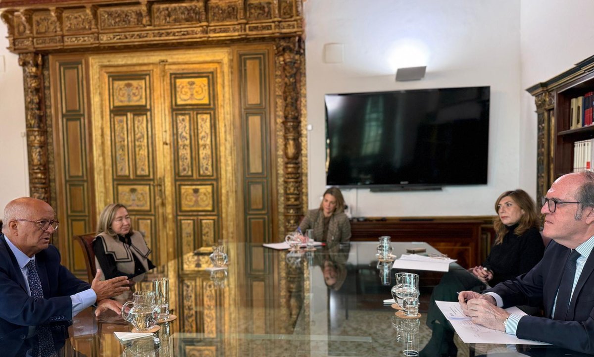 Ángel Gabilondo se ha reunido con el presidente de <a href="/CGCOGSE/">Graduados Sociales</a>, Joaquín Merchán

Entre otros asuntos, han abordado el masivo número de notificaciones que reciben los graduados sociales fuera del horario laboral, lo que afecta a su  derecho a la desconexión 

defensordelpueblo.es/noticias/relac…