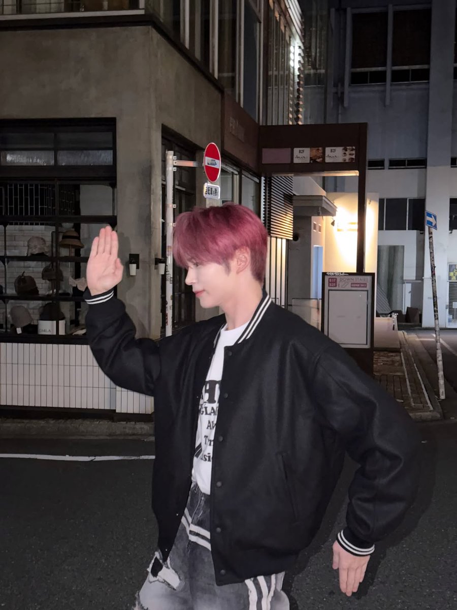 Hanbing's tweet image. Raise your hand if you’re ready to stop traffic with me! You gotta add a little drama to the night, so here I am, mid-street, doing my best impression of a walking sign. If anyone needs directions, I’m available for appointments. Who knew standing still could be this fun?