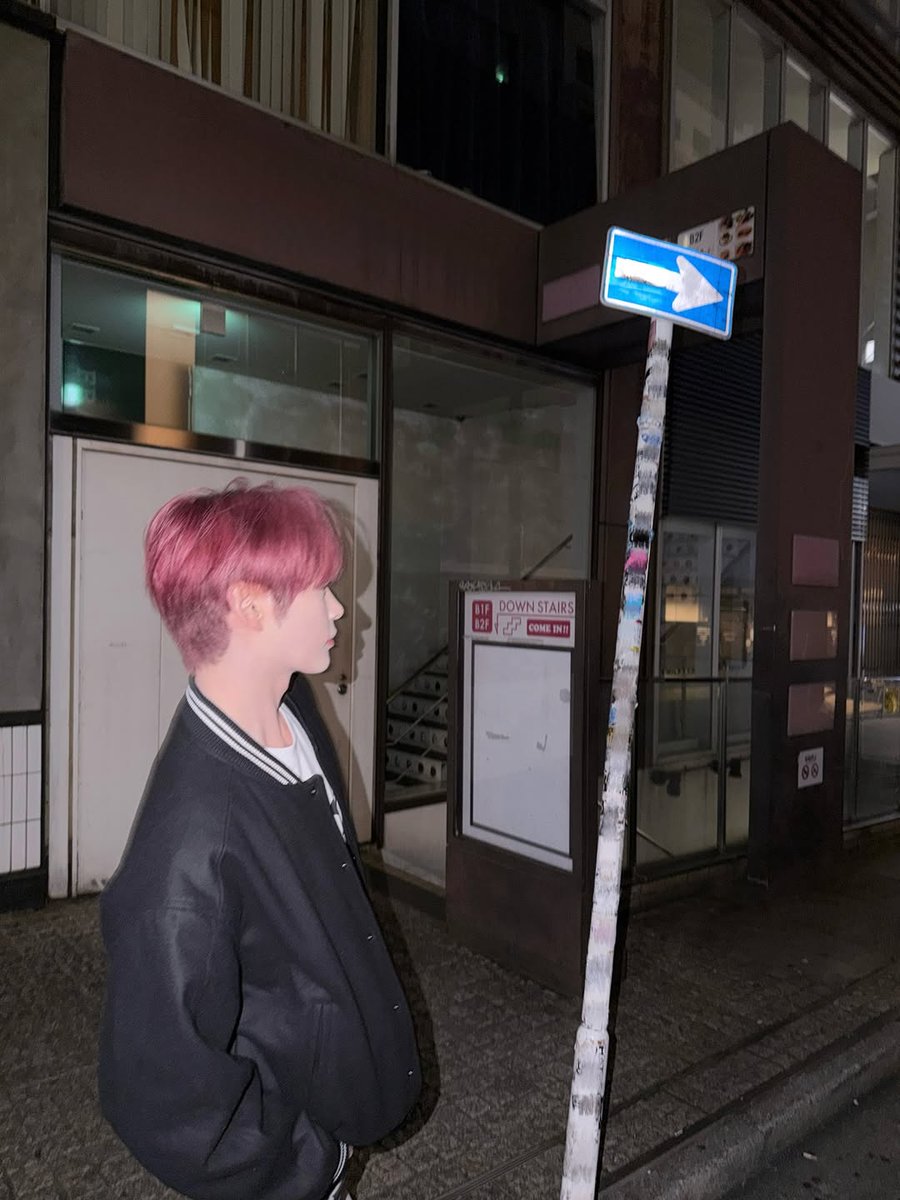 Hanbing's tweet image. Did someone say speed limit? Because I’m out here pointing at street signs like I’m leading a city tour. With my hair matching the sign’s vibe, I’m basically an unofficial landmark. If you see me acting like a human GPS, don’t worry, I’m enjoying myself way too much.