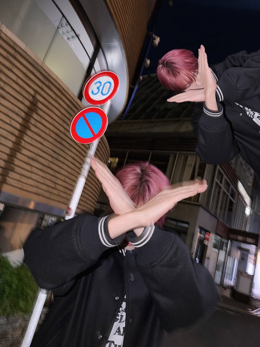 Hanbing's tweet image. I’m holding up my fingers like I’m announcing scores at a game show. Bonus mini-me in the corner joining in on the fun! Am I counting years, days, or the number of snacks I want tonight? That’s my secret. Math has never been so entertaining before, trust me.