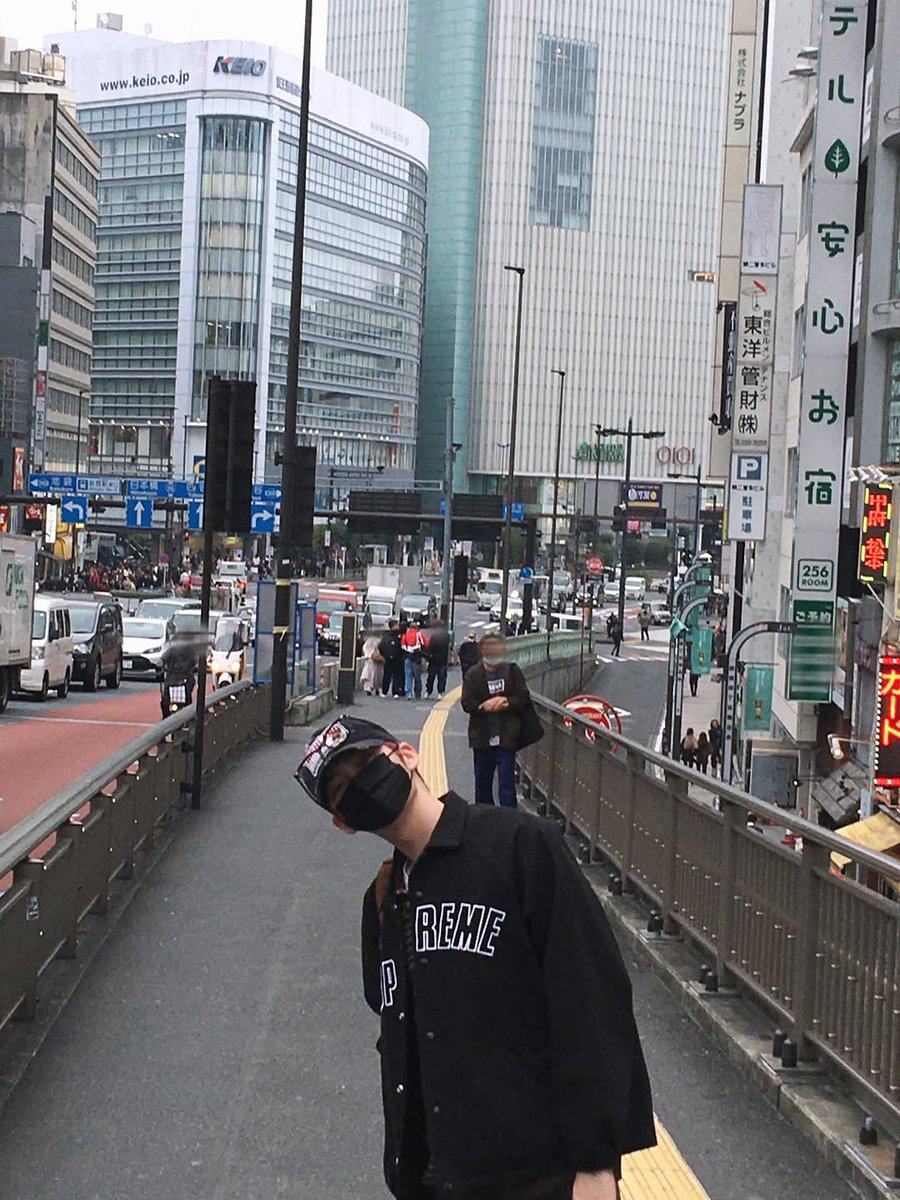 Hanbing's tweet image. Arms out, head down, and hat on, ready to conquer this city one awkward pose at a time. I could pretend I’m blending in, but let’s be real, I’m probably attracting more attention. Who knew walking around like this would be my new favorite way to explore?