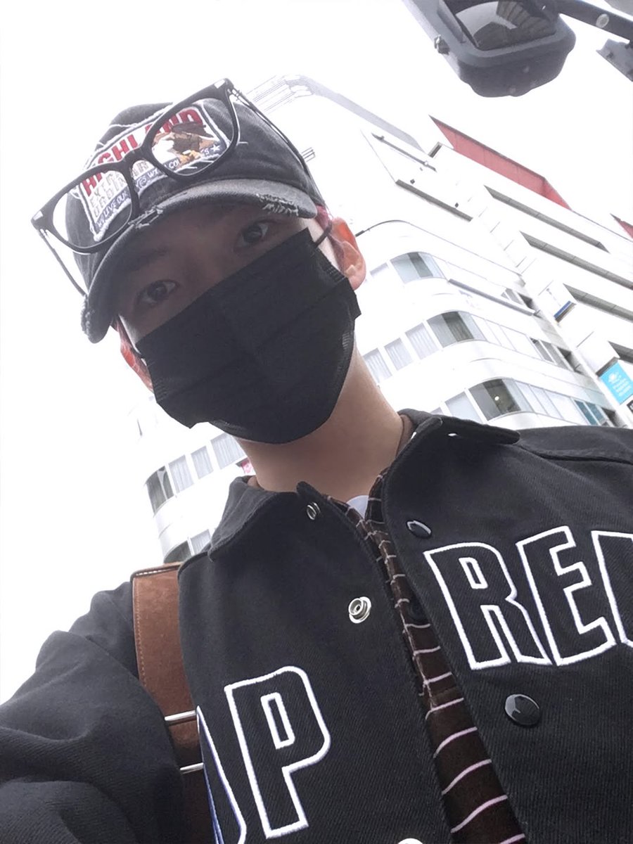 Hanbing's tweet image. Close-up alert! I promise I’m not hiding from anyone, but the mask and cap combo makes me look like I’m on a secret mission. Glasses on my hat for extra style points, because why not? Selfies hit different when you’re out and about, right?
