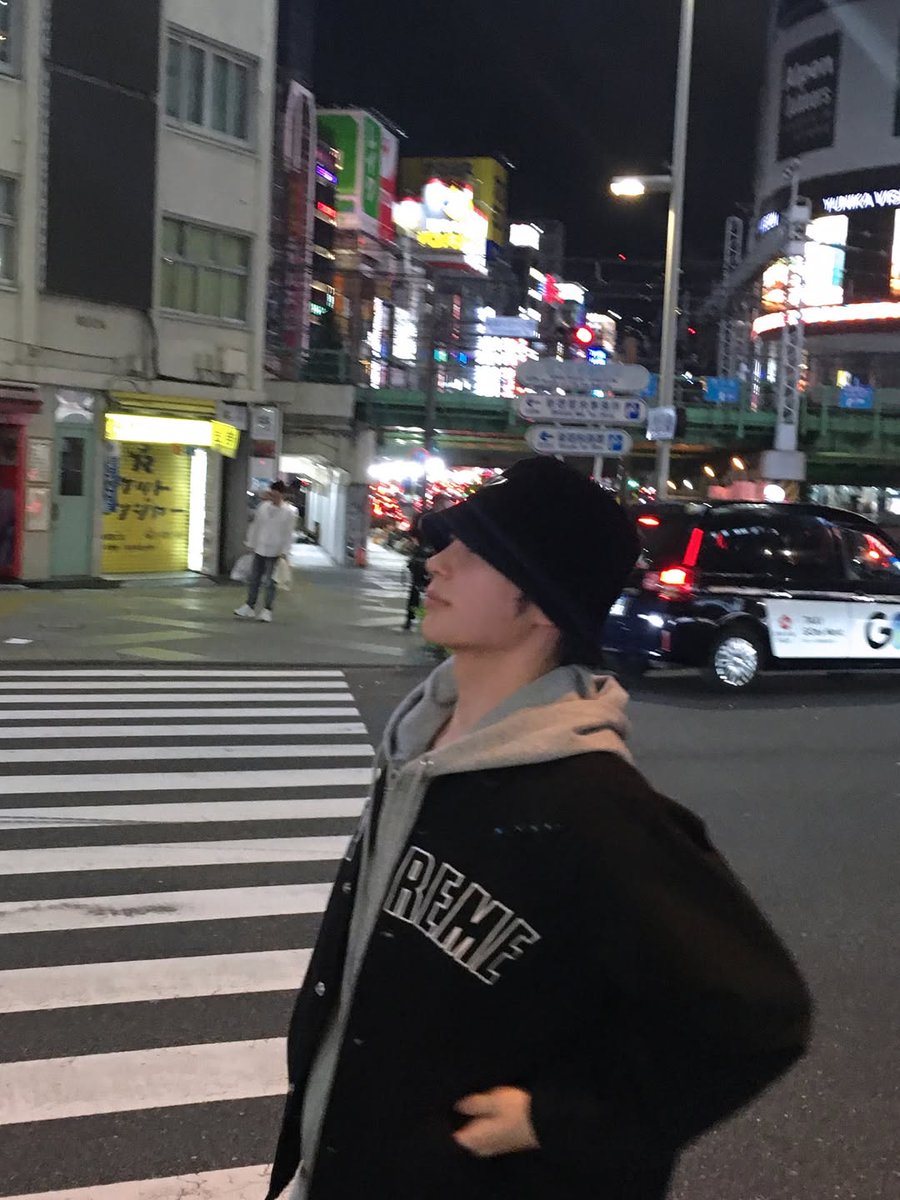 Hanbing's tweet image. Chillin’ in the car with my partner in crime. Two hats, two moods, one squad. We might look serious but trust me, we’re plotting our next snack stop. Late night rides always hit different when you’ve got good company, except for maybe more photos like this.