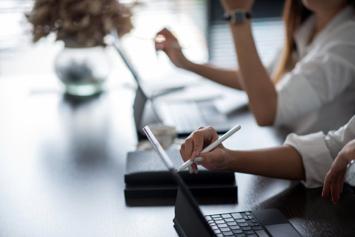 🟣 La brecha salarial sigue castigando a las mujeres directivas, técnicas y mandos intermedios en España

‼️ Las mujeres directivas en España cobran un 12,9 % menos que los hombres en posiciones equivalentes, mientras que las de mandos intermedios registran una diferencia del