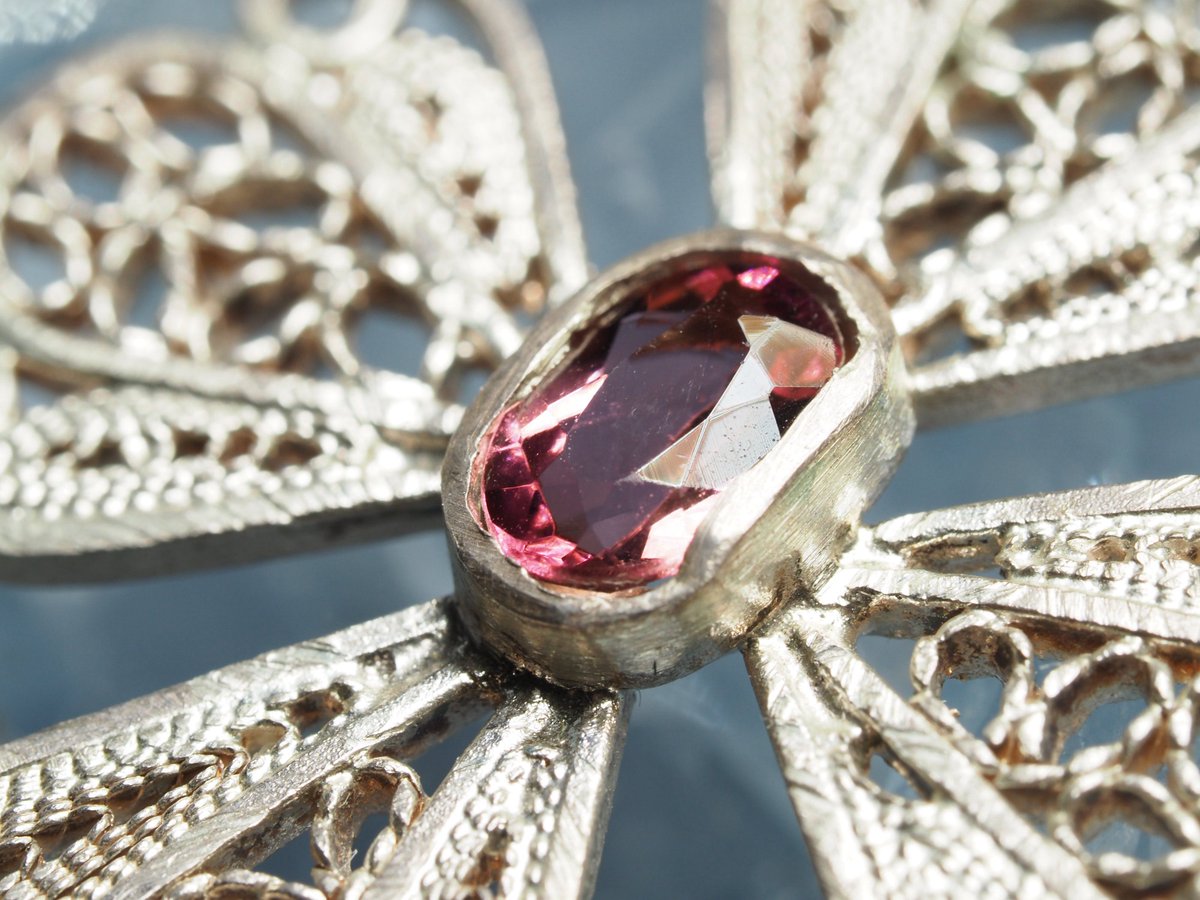 フィリグリーのペントップ✨
フィリグリーとは金属線細工のことで、こちらは珍しいコロンビアのもの。立派なトルマリンがセンターストーンにあしらわれています。

#浜松町石フリマ　 #石フリマ