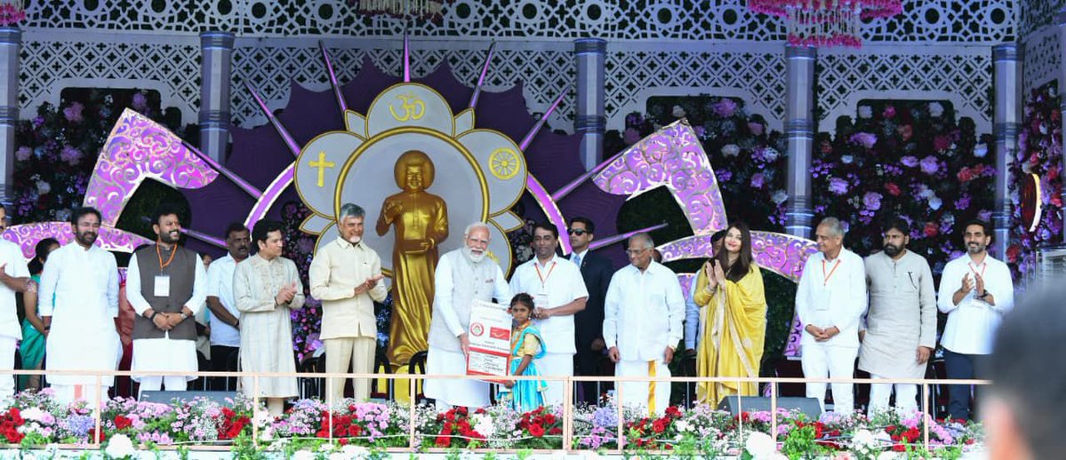 APDeputyCMO's tweet image. పుట్టపర్తి- శ్రీసత్యసాయి శత జయంతి ఉత్సవాల్లో పాల్గోన్న ఉప ముఖ్యమంత్రి @PawanKalyan. ఈ కార్యక్రమానికి ముఖ్య అతిథిగా గౌరవ ప్రధాని శ్రీ @narendramodi గారు విచ్చేశారు. ఈ సందర్భంగా పవన్ కళ్యాణ్ గాట్లాడుతూ, భగవాన్ సత్యసాయి గారి భక్తులు ప్రపంచ వ్యాప్తంగా ఉన్నారు. అత్యంత వెనుకబడిన జిల్లా…