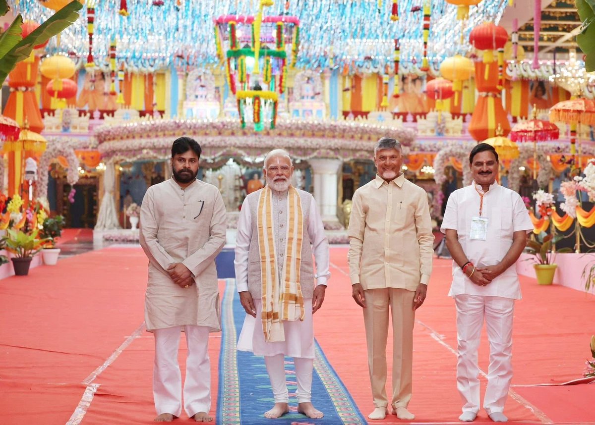 APDeputyCMO's tweet image. పుట్టపర్తి- శ్రీసత్యసాయి శత జయంతి ఉత్సవాల్లో పాల్గోన్న ఉప ముఖ్యమంత్రి @PawanKalyan. ఈ కార్యక్రమానికి ముఖ్య అతిథిగా గౌరవ ప్రధాని శ్రీ @narendramodi గారు విచ్చేశారు. ఈ సందర్భంగా పవన్ కళ్యాణ్ గాట్లాడుతూ, భగవాన్ సత్యసాయి గారి భక్తులు ప్రపంచ వ్యాప్తంగా ఉన్నారు. అత్యంత వెనుకబడిన జిల్లా…