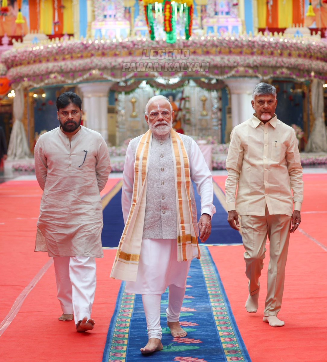 APDeputyCMO's tweet image. పుట్టపర్తి- శ్రీసత్యసాయి శత జయంతి ఉత్సవాల్లో పాల్గోన్న ఉప ముఖ్యమంత్రి @PawanKalyan. ఈ కార్యక్రమానికి ముఖ్య అతిథిగా గౌరవ ప్రధాని శ్రీ @narendramodi గారు విచ్చేశారు. ఈ సందర్భంగా పవన్ కళ్యాణ్ గాట్లాడుతూ, భగవాన్ సత్యసాయి గారి భక్తులు ప్రపంచ వ్యాప్తంగా ఉన్నారు. అత్యంత వెనుకబడిన జిల్లా…