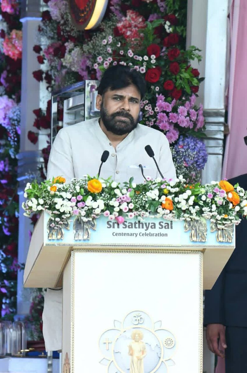 APDeputyCMO's tweet image. పుట్టపర్తి- శ్రీసత్యసాయి శత జయంతి ఉత్సవాల్లో పాల్గోన్న ఉప ముఖ్యమంత్రి @PawanKalyan. ఈ కార్యక్రమానికి ముఖ్య అతిథిగా గౌరవ ప్రధాని శ్రీ @narendramodi గారు విచ్చేశారు. ఈ సందర్భంగా పవన్ కళ్యాణ్ గాట్లాడుతూ, భగవాన్ సత్యసాయి గారి భక్తులు ప్రపంచ వ్యాప్తంగా ఉన్నారు. అత్యంత వెనుకబడిన జిల్లా…