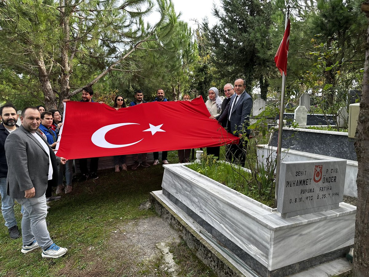 “Merkezim Her Yerde” programı için Ortadurak Şehit Muhammet Önder İlk ve Ortaokulu’ndaydık. Program sonrası adını gururla taşıyan kahraman şehidimiz Muhammet Önder’in aziz hatırasını şehitliğinde dualarla andık. #gsbgm #bafragm