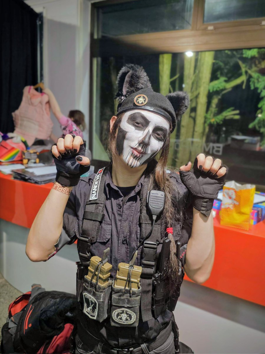 Caveira but she hits you with the Nyaa~ 😼