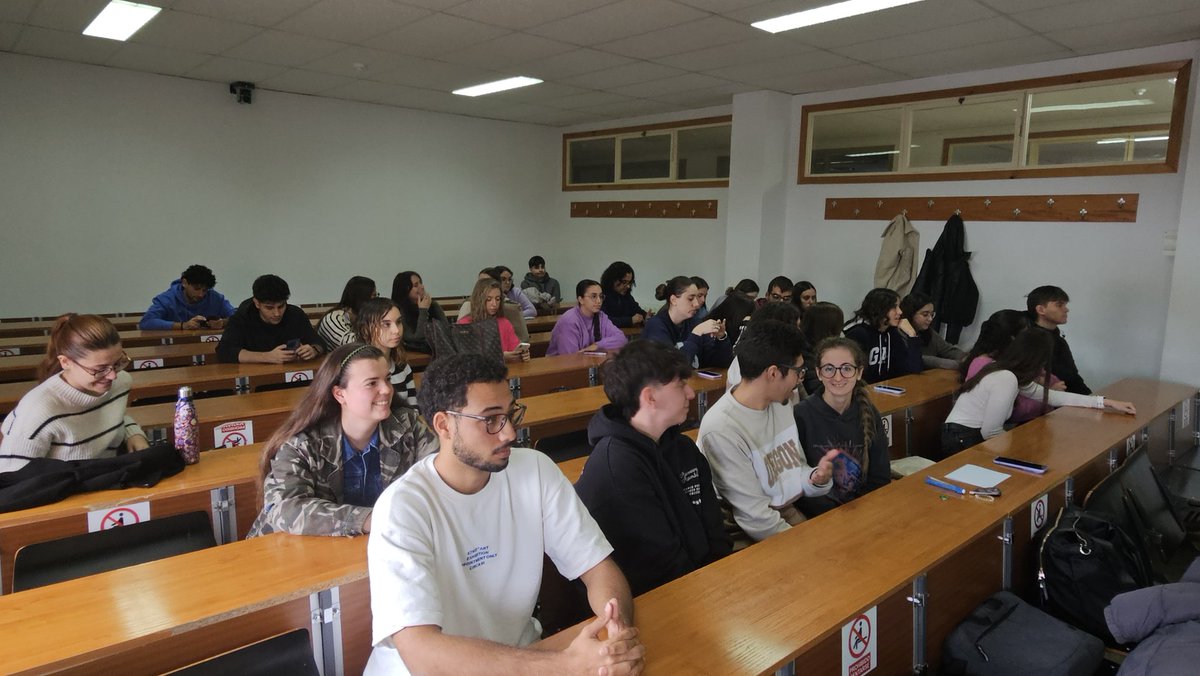 Hoy hemos tenido la presentación de la empresa INQUIBA. La han presentado Julia (egresada de Química) y David (egresado de Ingeniería Química Industrial). 
La empresa está realizando una campaña de captación de talento extremeño