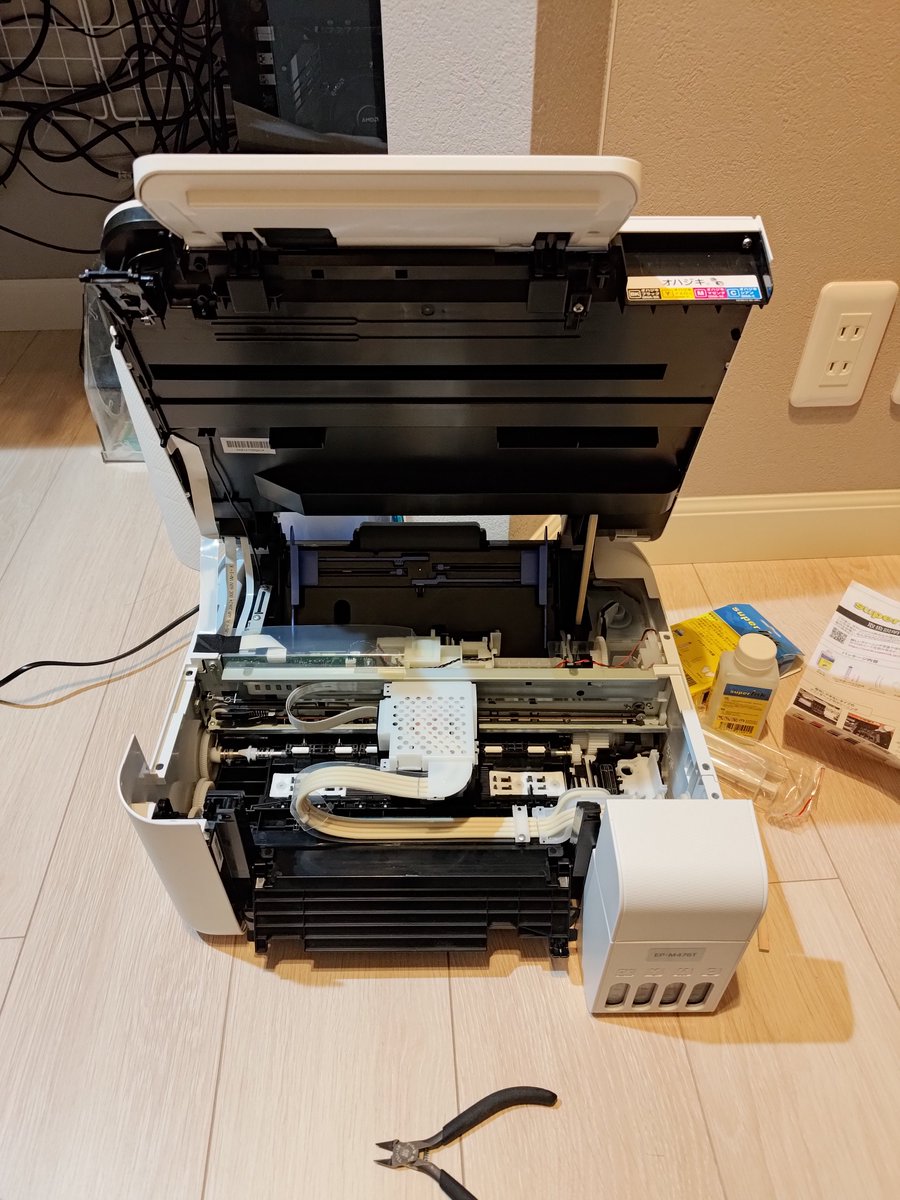 yQuBv8GHZXGiLcx's tweet image. 2回洗浄してこんな状態。もう一息だけど、これ以上改善しない…
しまいには廃インクなんちゃらがそろそろいっぱいになるとかメッセージ出てきて交換に4950円、加えて送料3300円らしい…やってられん😟