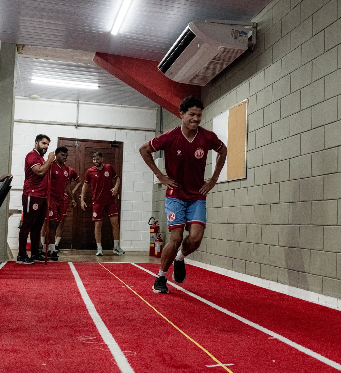 AmericaFCNatal's tweet photo. Seguimos firmes na pré-temporada! 💪

O elenco alvirrubro realizou, nesta quarta-feira, novas avaliações, exames e trabalhos monitorados pela comissão técnica e pelo Departamento de Saúde e Performance.

Cada detalhe conta. Cada passo nos faz chegar ainda mais fortes para 2026! 🇦🇹

📸 Edmário Oliveira / AFC