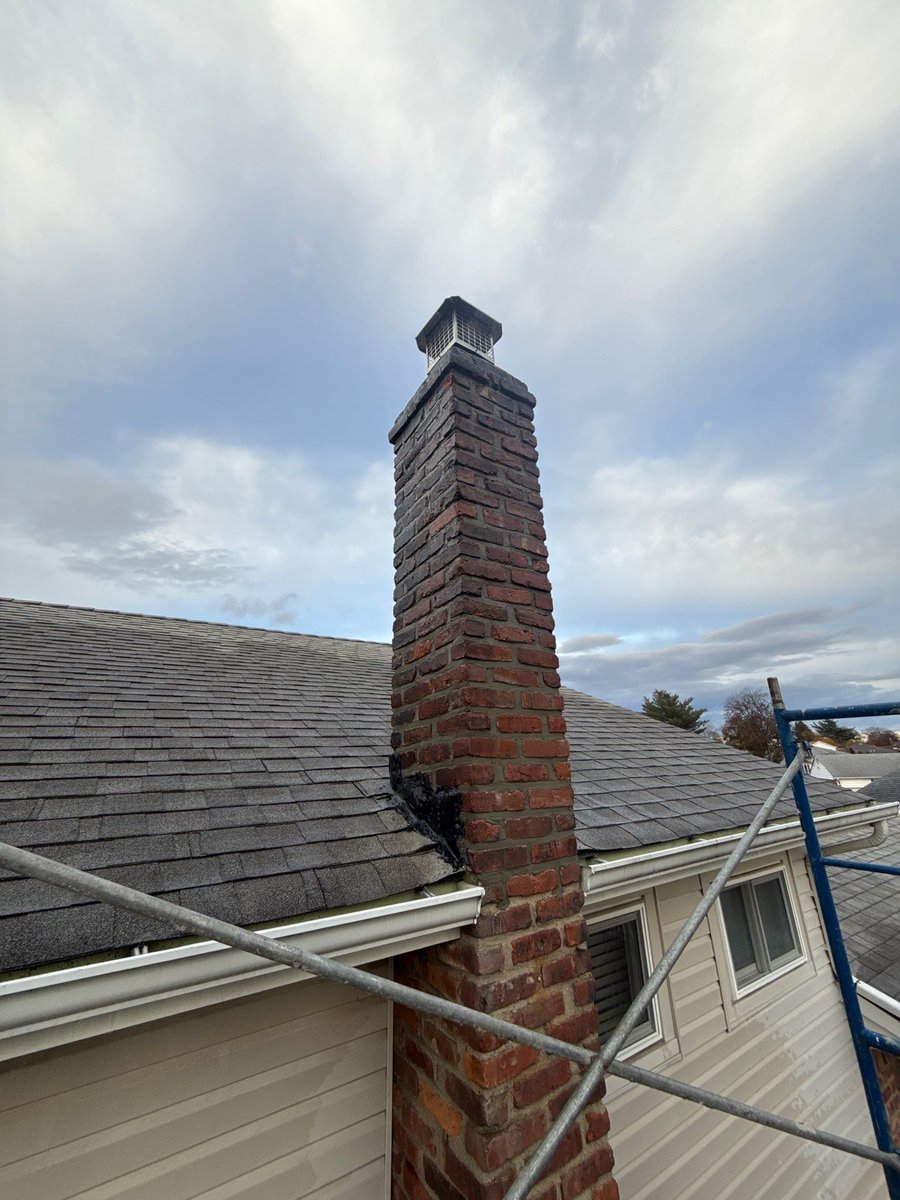 grandstone_ny's tweet image. Brick by brick, we restore your chimney’s strength.

Today’s repointing work... clean lines, solid joints and protection that lasts for years.

Precision you can see. Quality you can feel.

#grandstoneny #grandstonechimney #ChimneyExperts #masonryrepair #Csiacertified #nycchimney