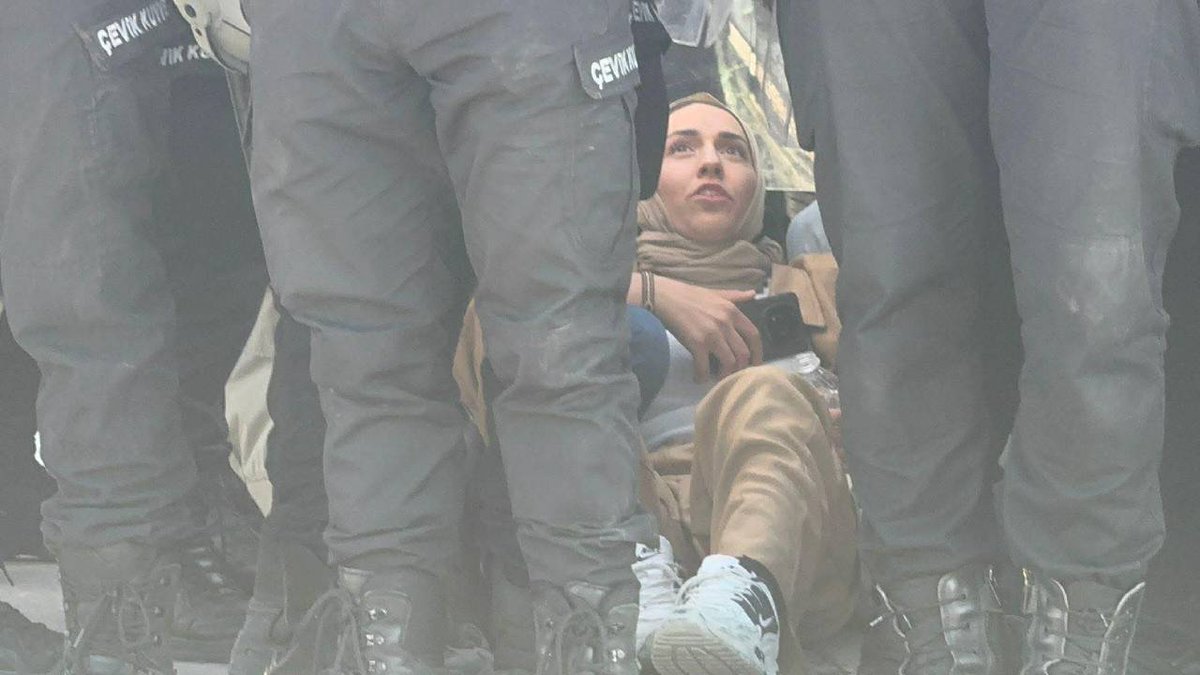 **
Van Yüzüncü Yıl Üniversitesi öğrencilerinin yaşadıkları korkunç ötesi! 
Rojin Kabaiş olayından sonra daha güvenli bir okul için eylem yapmak suç değildir..