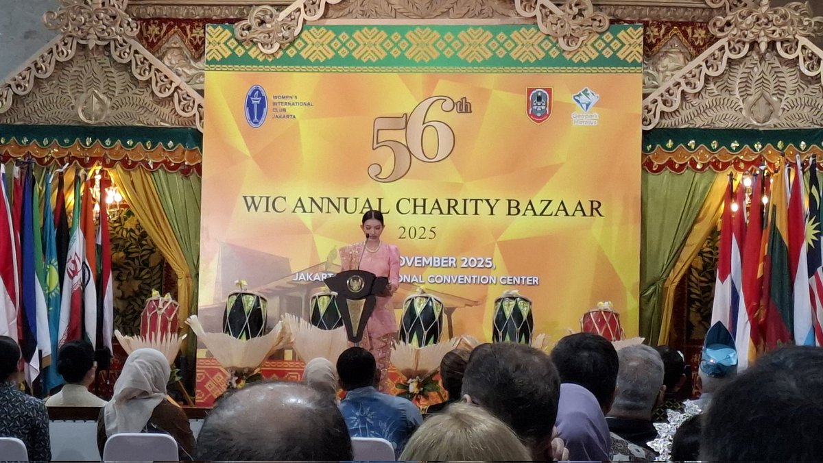 Great success🏅 at WIC Bazaar in Jakarta! We sold all 🇨🇿 traditional Christmas cookies homemade by our Embassy`s ladies, with money raised for charity. Our baking skills were appreciated even by 🇮🇩 Vice President`s spouse Selvi Rakabuming Raka who came to visit our stand.