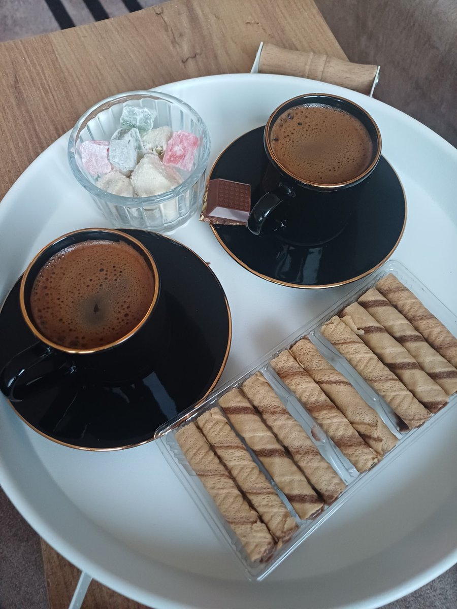 Dostluklar güzel olacaksa davetlere de açığız davet de ederiz . Yapmacık gülüşler bize uymuyor 😘