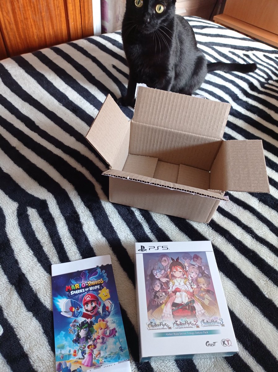 Paquetito qué me ha llegado hoy de <a href="/xtralife_es/">xtralife</a> y la verdad muy contenta con el envio. Lo voy a disfrutar ya qué esta trilogia no la tenia ❤️❤️❤️
PD: Gracias por preparar mi pedido Carla (igual qué mi nombre) y yo tambien me estoy preparando para darle duro a Sephi 😝😝