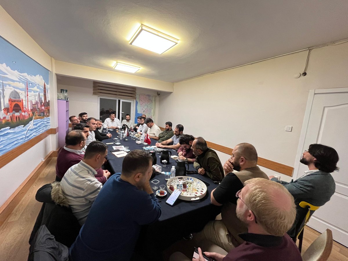 agdmyaroglu's tweet image. Bölgesel İlçe Başkanları toplantılarımızı Siyeri Nebi Bilgi Yarışması gündemli gerçekleştirdik.
İlçe teşkilatlarımız hedefe kilitlenmiş, İstanbul&apos;un tüm liselerinde bu hayırlı çalışmayı gerçekleştireceğiz inşallah.