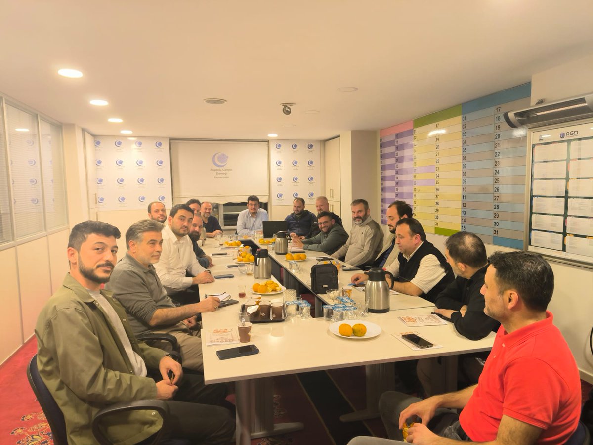 agdmyaroglu's tweet image. Bölgesel İlçe Başkanları toplantılarımızı Siyeri Nebi Bilgi Yarışması gündemli gerçekleştirdik.
İlçe teşkilatlarımız hedefe kilitlenmiş, İstanbul&apos;un tüm liselerinde bu hayırlı çalışmayı gerçekleştireceğiz inşallah.