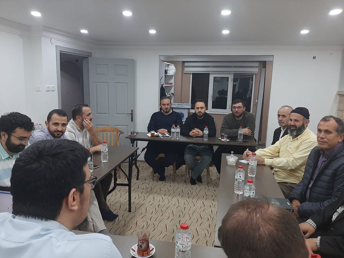 agdmyaroglu's tweet image. Bölgesel İlçe Başkanları toplantılarımızı Siyeri Nebi Bilgi Yarışması gündemli gerçekleştirdik.
İlçe teşkilatlarımız hedefe kilitlenmiş, İstanbul&apos;un tüm liselerinde bu hayırlı çalışmayı gerçekleştireceğiz inşallah.